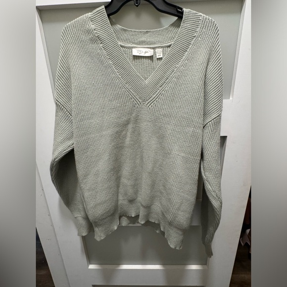 RD Style Relaxed V-Neck Sweater Knit Light Sage Green - Picture 4 of 6